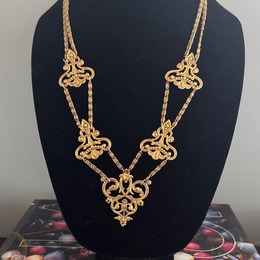 Vintage 1970s snail gold plated filigree scrolling‎ design necklace bow clasp